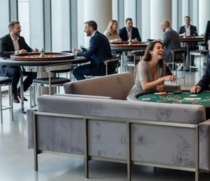Goście podczas eventu casino śmiejący się przy stole, w tle elegancka scenografia